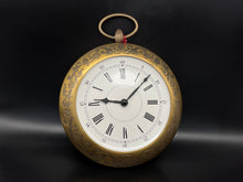 Lade das Bild in den Galerie-Viewer, Goldfarbige Wanduhr mit Hänkel
