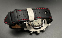 Lade das Bild in den Galerie-Viewer, Schwarz-rot-silberne deLorean Uhr
