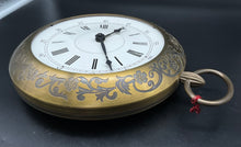 Lade das Bild in den Galerie-Viewer, Goldfarbige Wanduhr mit Hänkel
