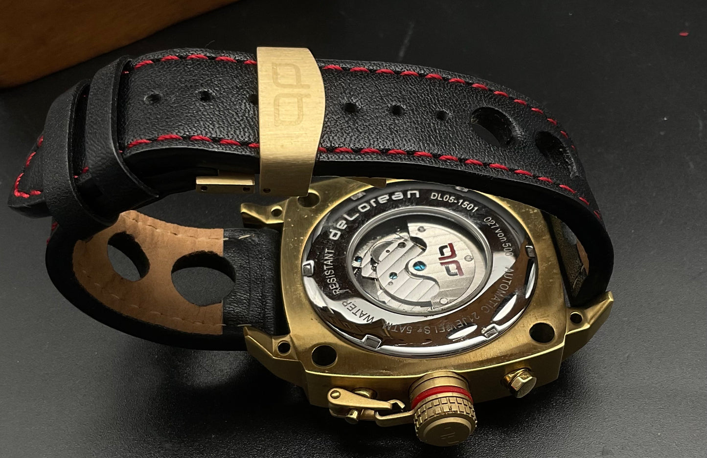 Gold-schwarze deLorean Uhr