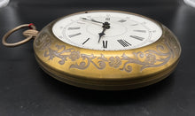 Lade das Bild in den Galerie-Viewer, Goldfarbige Wanduhr mit Hänkel
