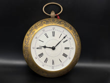 Lade das Bild in den Galerie-Viewer, Goldfarbige Wanduhr mit Hänkel
