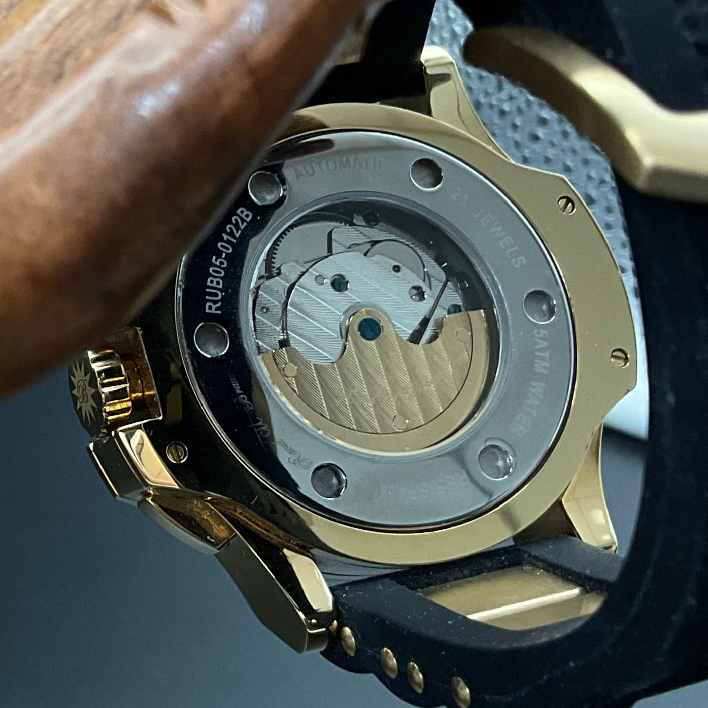 Gold-schwarze Raoul u Braun Herrenuhr