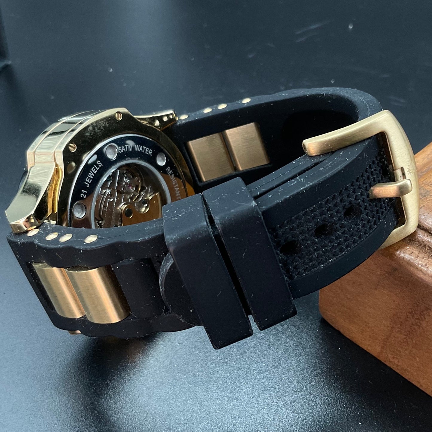 Gold-schwarze Raoul u Braun Herrenuhr