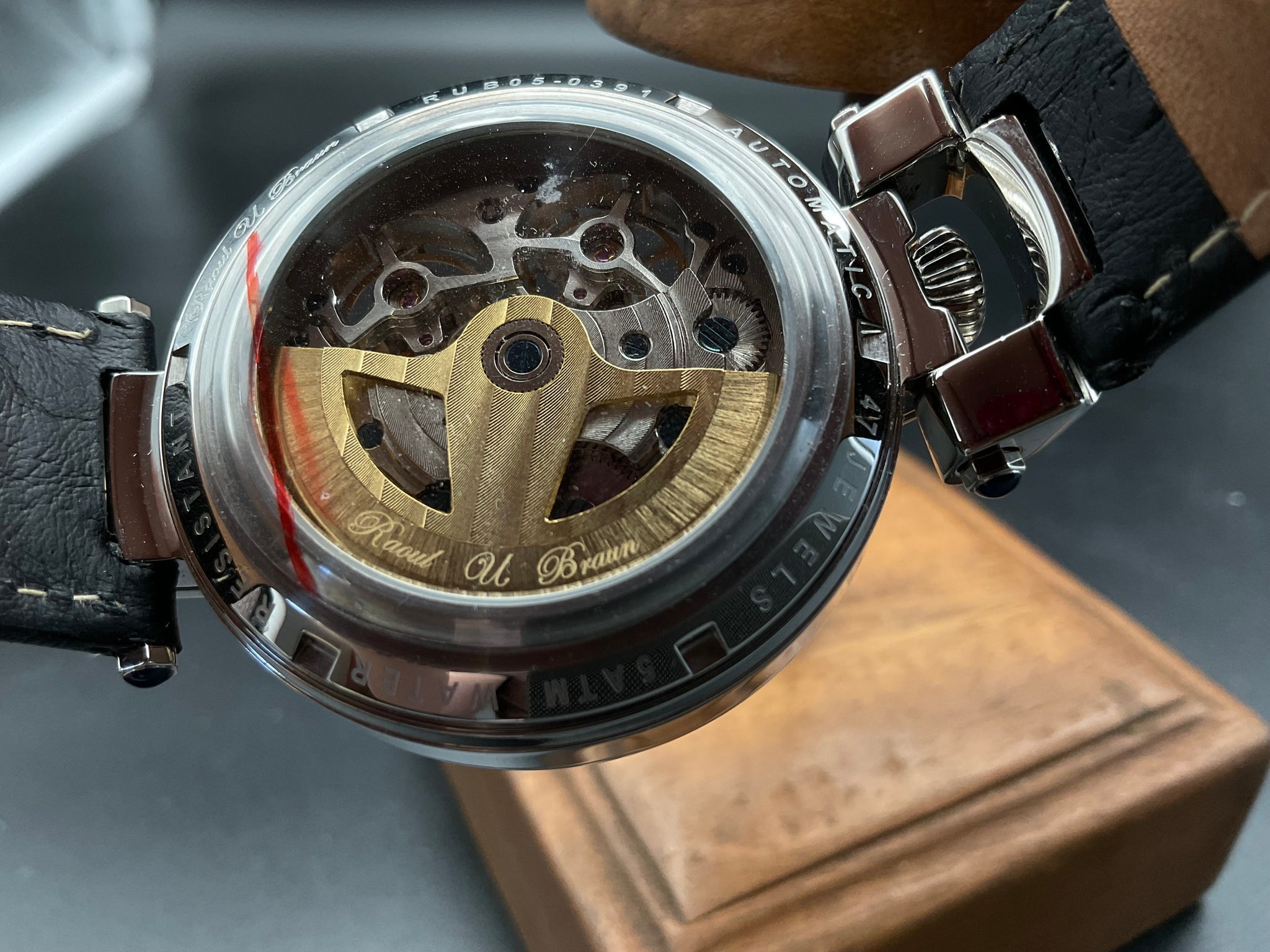Die Uhr auf dem Armaturenbrett eines teuren Auto ist Close-up, mit  natürlichem Leder Schwarz und Braun woooden Verkleidung abgedeckt, ein  weißes Zifferblatt, ein roter Pfeil Stockfotografie - Alamy