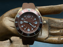 Lade das Bild in den Galerie-Viewer, Roségold-braune Swiss Alpine Military Uhr
