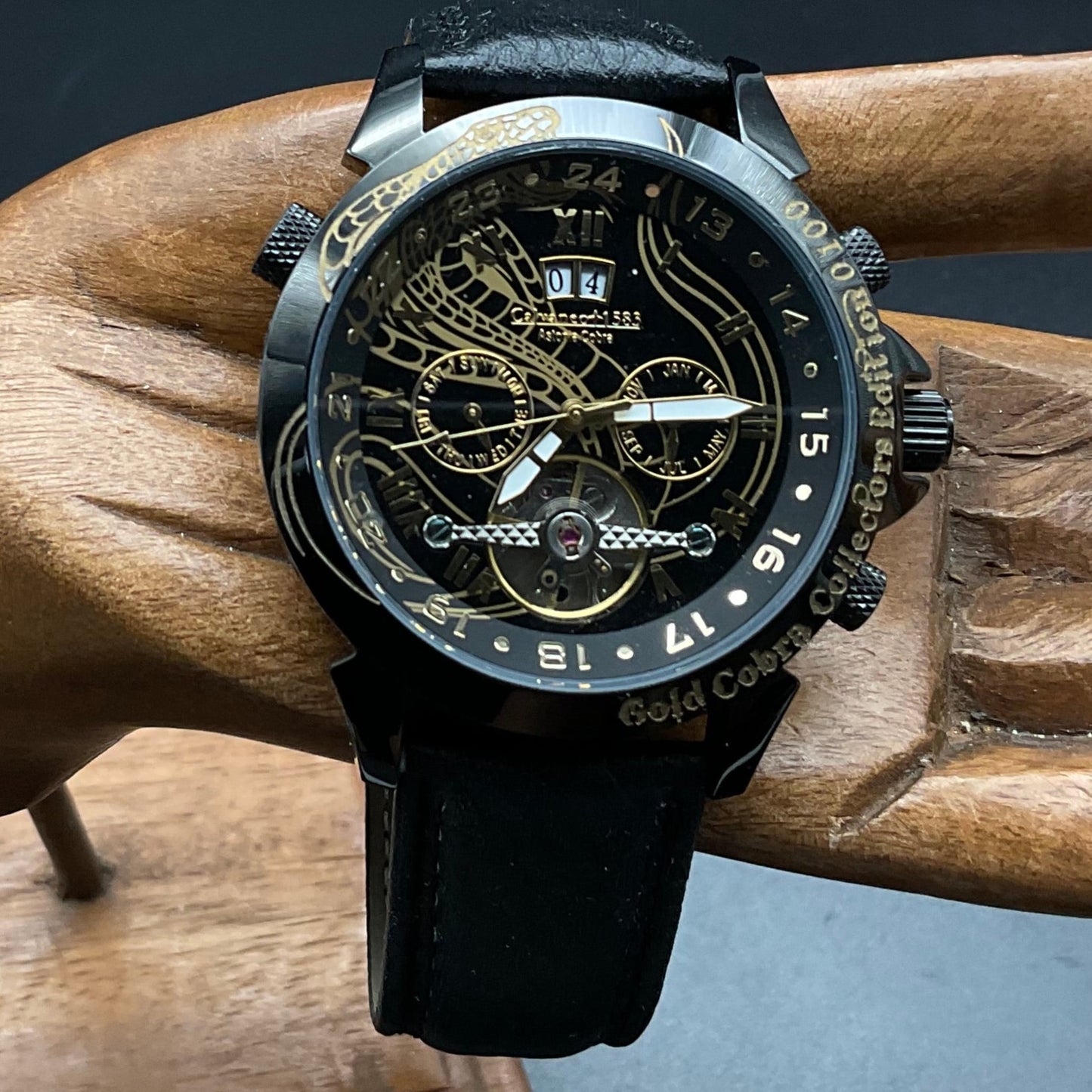 Gold-schwarze Calvaneo 1583, Gold Cobra Collectores Edition 0100 Uhr