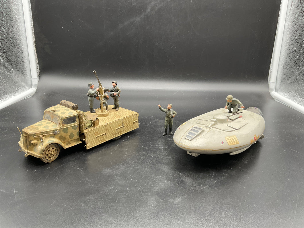 Modell Militär U-Boot und Wagen mit Figuren zusammengebaut