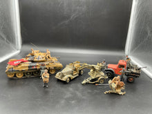 Lade das Bild in den Galerie-Viewer, 5-teiliges Modellset zusammengebaut (Panzer,2 Fahrzeuge, Figuren
