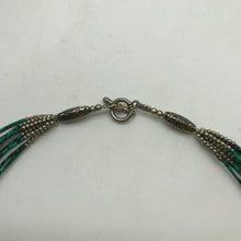 Lade das Bild in den Galerie-Viewer, Grüne Modeschmuck Perlenkette, mit Silberfarbenen Verschluss,
