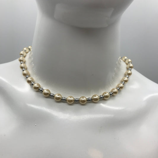 Dekorative Kette, Kette mit Perlen, weiß creme, silber farben