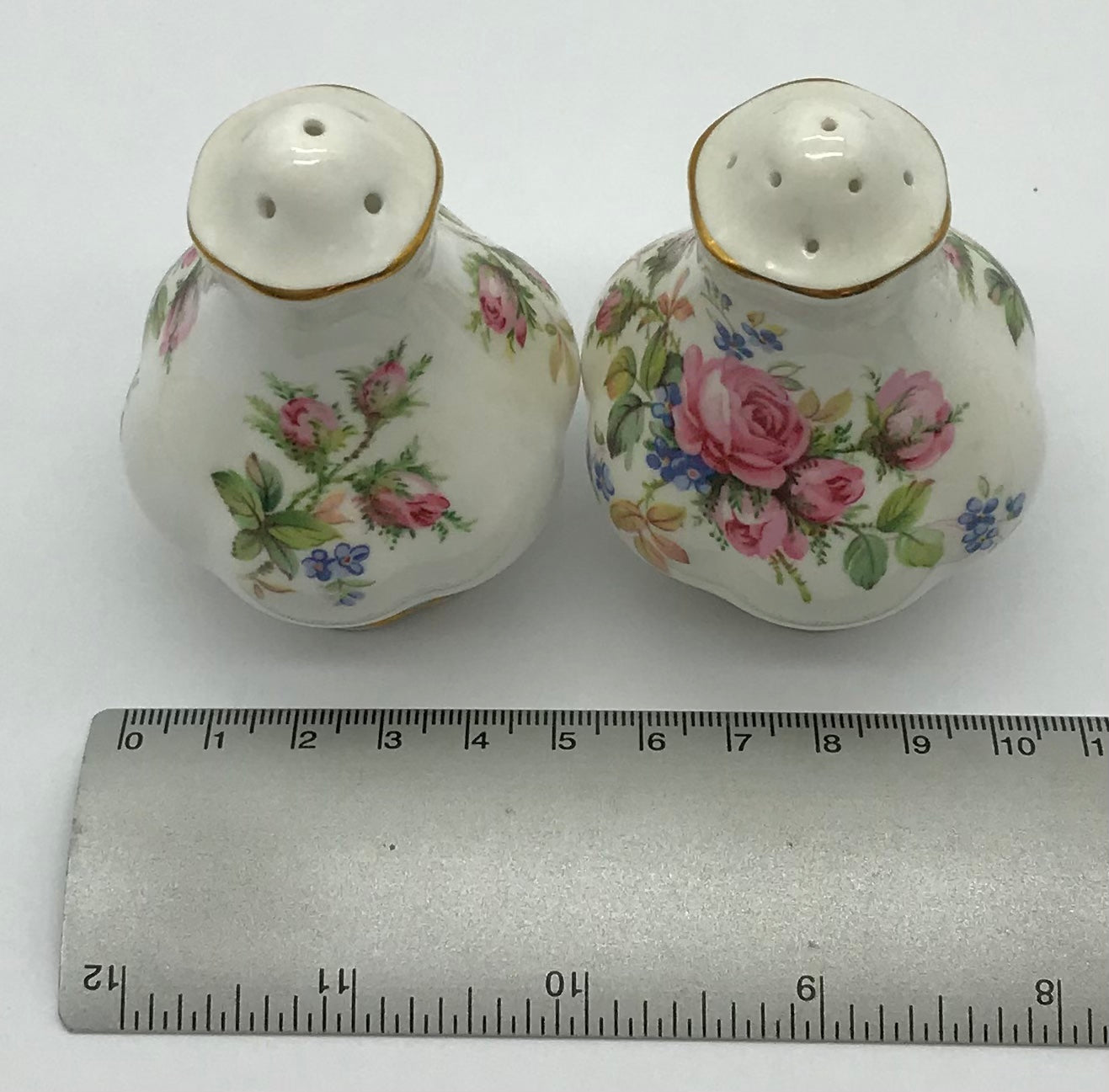 2 x Royal Albert-Porzellan-Bone China-England-Moss Rose, Pfeffer und Salz Streuer