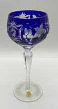 Lade das Bild in den Galerie-Viewer, Kristall Weinglas Römer blau handgeschliffen, Echt Bleikristall
