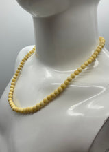 Lade das Bild in den Galerie-Viewer, Modeschmuck Perlenkette, beige Creme farbend
