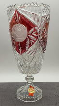 Lade das Bild in den Galerie-Viewer, Blumen Vase aus Glas mit Podest &quot;Anna Hütte&quot;Bleikristall, rotes Blumenmotiv
