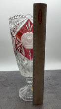 Lade das Bild in den Galerie-Viewer, Blumen Vase aus Glas mit Podest &quot;Anna Hütte&quot;Bleikristall, rotes Blumenmotiv
