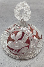 Lade das Bild in den Galerie-Viewer, kleine Glas Schale mit Deckel, Gebäckschale-Konfektschale Bleikristall-Roter Vogel
