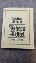 Lade das Bild in den Galerie-Viewer, Kopie von Frieling Zinn Jahreslöffel 1989 mit Holzbrett - Sammellöffel
