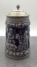 Lade das Bild in den Galerie-Viewer, Porzellankrug, Bierkrug mit Zinndeckel, Trinkspruchmotiv, grau-blau, Western Germany
