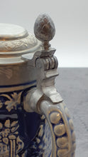 Lade das Bild in den Galerie-Viewer, Porzellankrug, Bierkrug mit Zinndeckel, Trinkspruchmotiv, grau-blau, Western Germany
