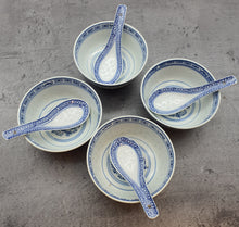 Lade das Bild in den Galerie-Viewer, Set 4 Schälchen Schüsselchen mit Löffel China Reiskornmuster blau weiß Porzellan
