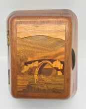 Lade das Bild in den Galerie-Viewer, Holzkiste Kästchen Irish Handwork Brickeen Bridge
