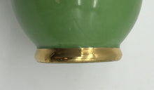 Lade das Bild in den Galerie-Viewer, H W Karlsbader Wertarbeit Porzellan Vase, kleine Henkelvase grün mit Vergoldung
