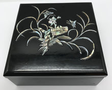Lade das Bild in den Galerie-Viewer, Schmuckkästchen schwarz Lack mit Perlmutt Blume
