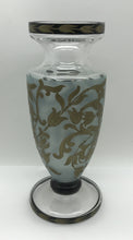 Lade das Bild in den Galerie-Viewer, Vase Glas mit handgemaltem Blumenmuster goldfarbend, Verzierung,
