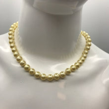 Lade das Bild in den Galerie-Viewer, Modeschmuck Kette, Perlenkette, 835er Silberverschluss, creme/weiß
