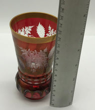 Lade das Bild in den Galerie-Viewer, Dekorglas Bleikristall Glas/Vase Rot gefärbt mit Goldrand handgeschliffen, Lieckel
