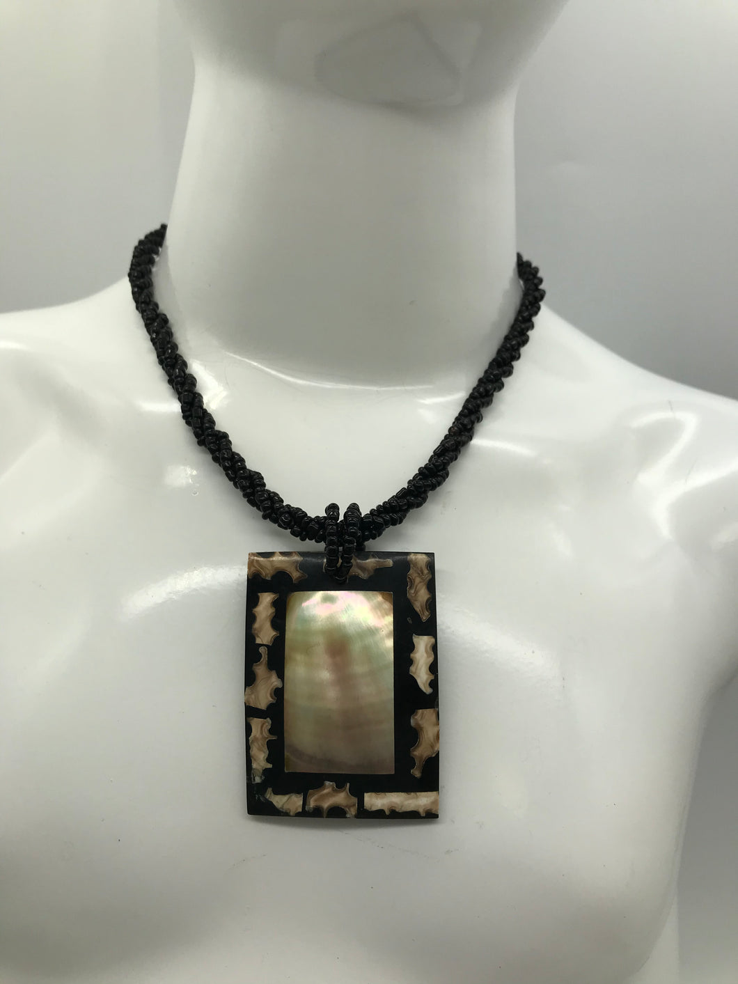 Perlenkette mit Holzanhänger, Afrikanischer Look, quadratischer Anhänger, Perlsmuttfarben