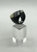 Lade das Bild in den Galerie-Viewer, Ring aus Holz - Perlmutt - Handarbeit-gestreift Ringgröße: 17,75 mm
