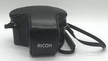 Lade das Bild in den Galerie-Viewer, Ricoh KR-10x Kamera Spiegelreflexkamera schwarz mit Tasche
