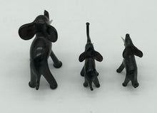 Lade das Bild in den Galerie-Viewer, Elefanten Familie, 2 klein, 1 groß, Dekoration, Setzkasten, Vitrine
