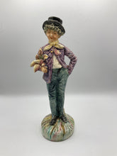 Lade das Bild in den Galerie-Viewer, Porzellan Figur, Mann mit Zylinder Deko
