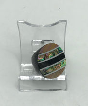Lade das Bild in den Galerie-Viewer, Ring aus Holz - Perlmutt - Handarbeit-gestreift Ringgröße: 17,5 mm
