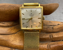 Lade das Bild in den Galerie-Viewer, quadratische Junghans Armbanduhr 17 Jewels mit Sekundenanzeiger
