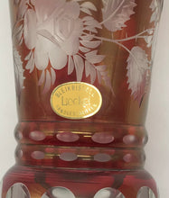Lade das Bild in den Galerie-Viewer, Dekorglas Bleikristall Glas/Vase Rot gefärbt mit Goldrand handgeschliffen, Lieckel
