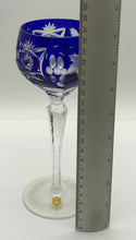 Lade das Bild in den Galerie-Viewer, Kristall Weinglas Römer blau handgeschliffen, Echt Bleikristall

