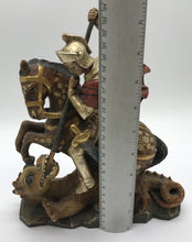 Lade das Bild in den Galerie-Viewer, Figur Ritter auf Pferd bekämpft Drache, Holz geschnitzt, Deko

