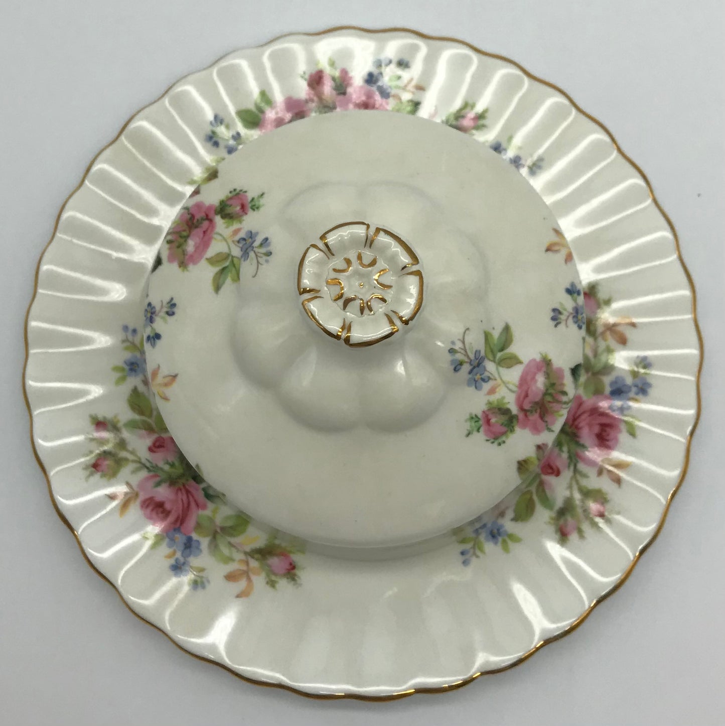 Royal Albert-Porzellan-Bone China-England-Moss Rose, Butterdose, Teller mit Haube