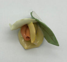 Lade das Bild in den Galerie-Viewer, Porzellan Rose Blume Aquincum Budapest handbemalt, gelb

