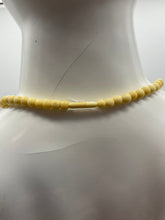 Lade das Bild in den Galerie-Viewer, Modeschmuck Perlenkette, beige Creme farbend
