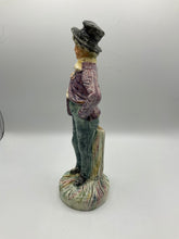 Lade das Bild in den Galerie-Viewer, Porzellan Figur, Mann mit Zylinder Deko
