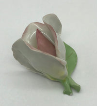 Lade das Bild in den Galerie-Viewer, Porzellan Rose Blume Aquincum Budapest handbemalt, rosa
