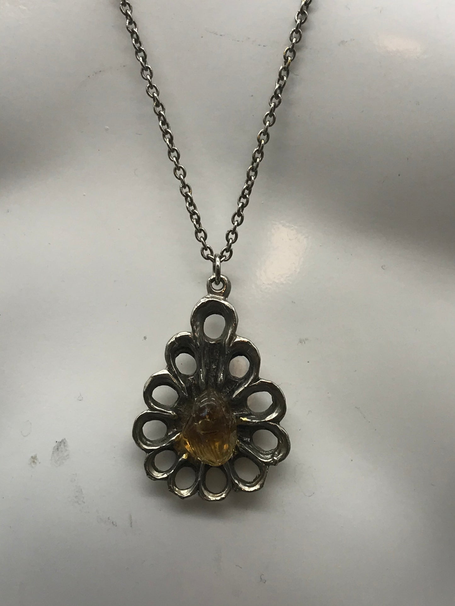 Modeschmuck Kette mit Blumenanhänger, silberfarben, gelber Stein