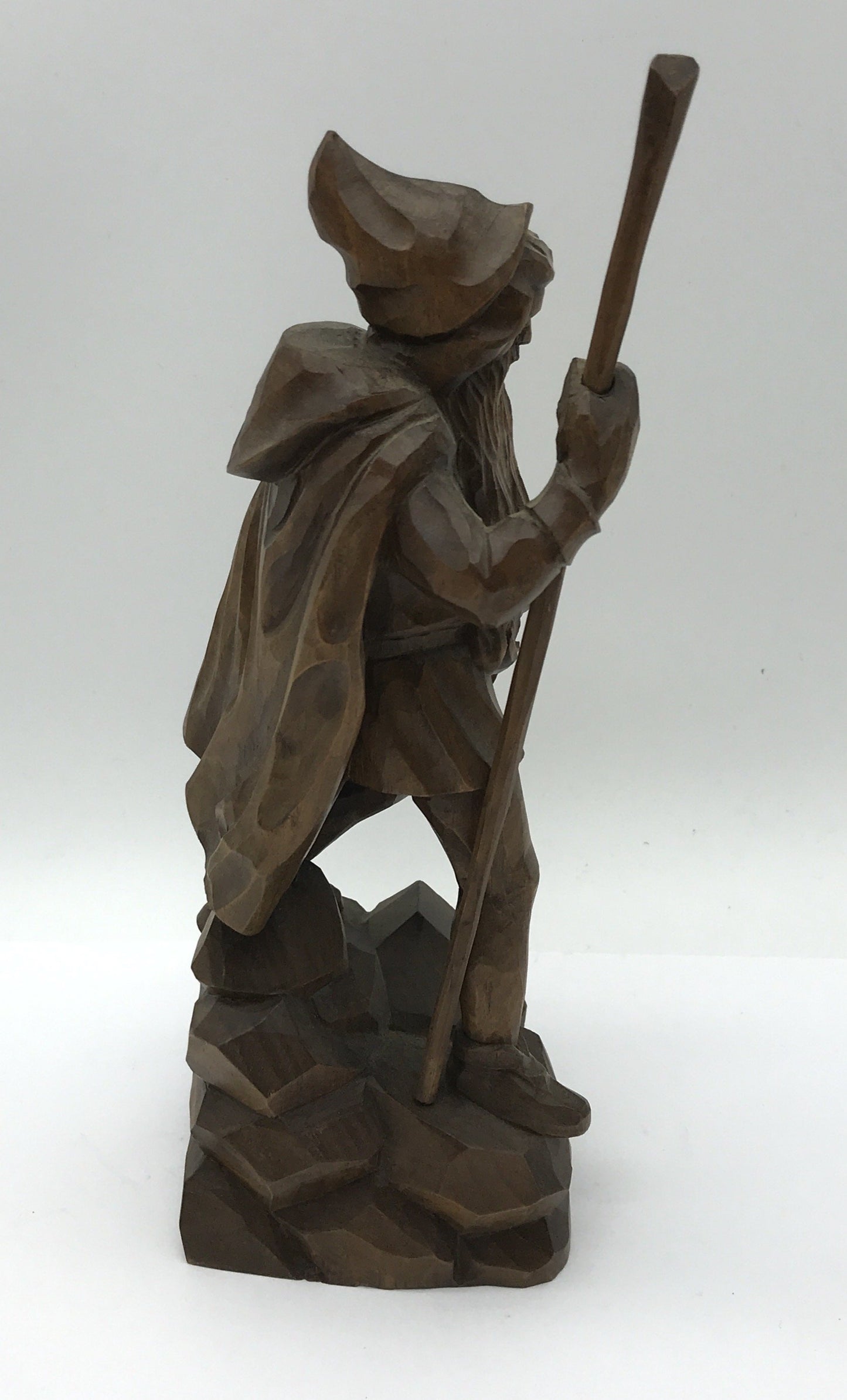 Holzfigur Wanderer mit Stock, geschnitzt, 23 cm hoch