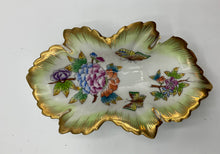 Lade das Bild in den Galerie-Viewer, 2 Stk. HEREND Hungary - Blattschale mit Blumen- und Schmetterlingsdekor
