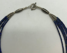 Lade das Bild in den Galerie-Viewer, Blaue Modeschmuck Perlenkette, mit Silberfarbenen Verschluss,
